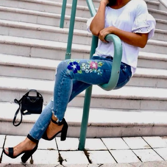 Boho ZARA Jeans TRAFALUC DENIMWEAR Floral Embroidered Blue Green Red Pink Size 4 - Picture 2 of 13